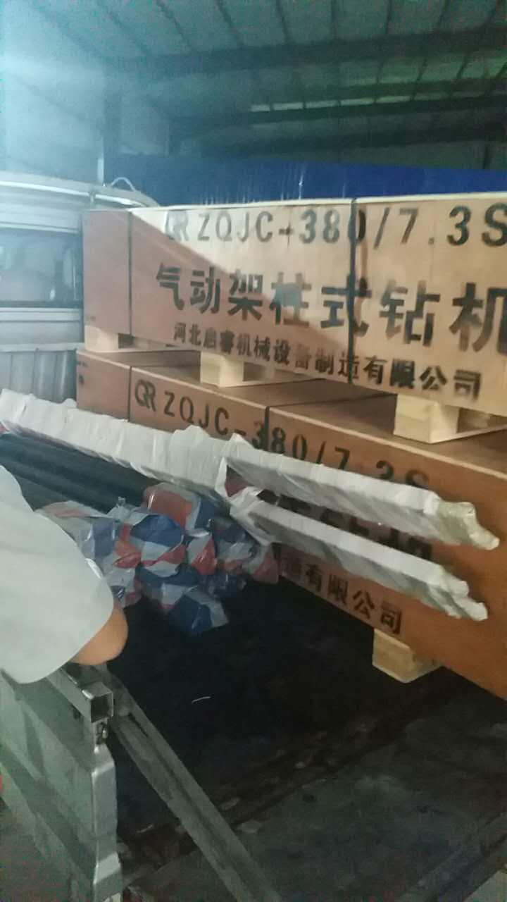 氣動探水鉆機(jī)經(jīng)風(fēng)冒雨，及時送往山西襄垣